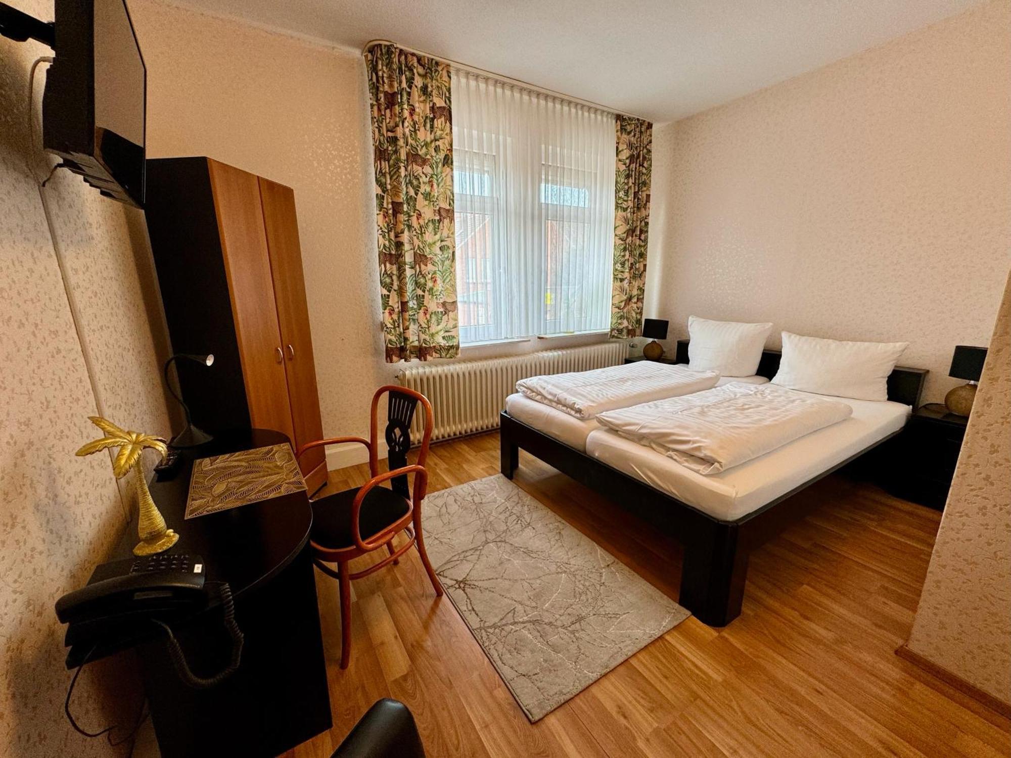 Hotel Sophien-Cafe Леер Экстерьер фото